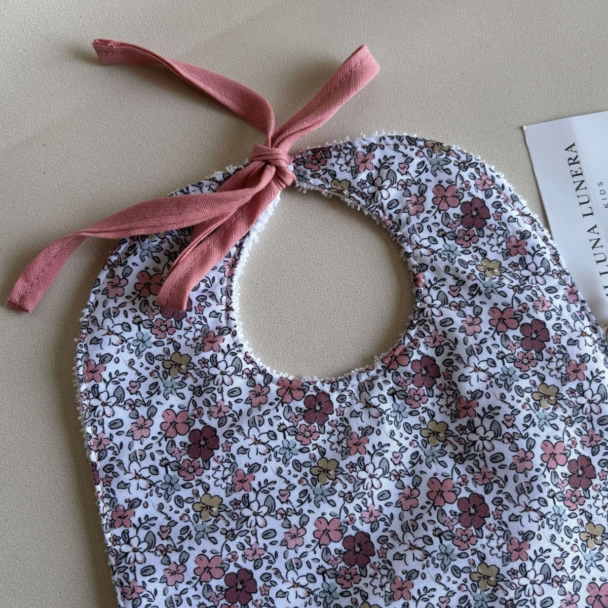 Babero Julieta personalizado - regalo bebé | Mi Luna Lunera