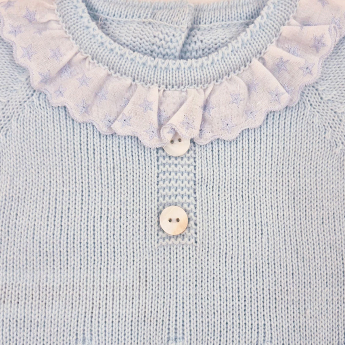 Conjunto de Punto para Bebé con Cuello Plumeti – Celeste